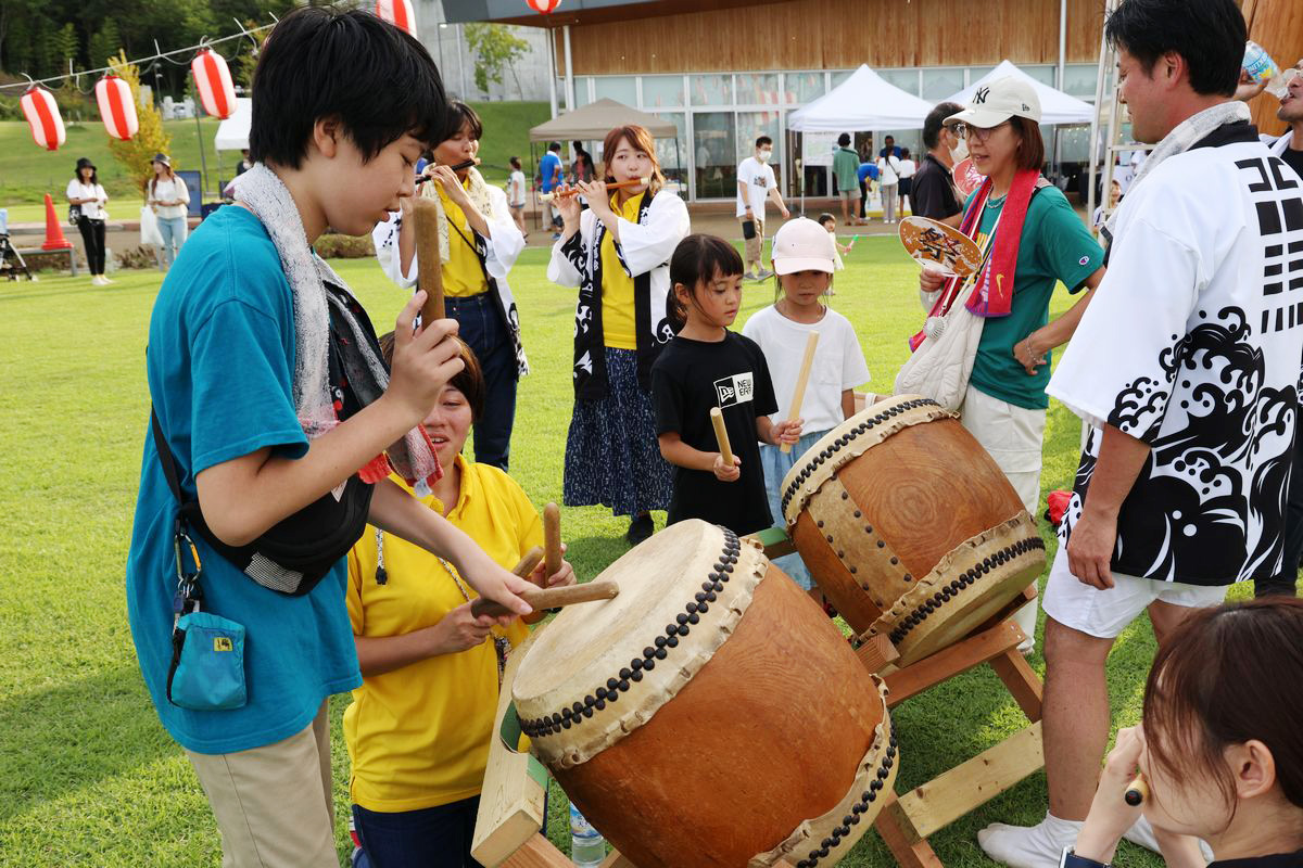 おはやし体験では、町民有志「平馬会」の笛の音に合わせて太鼓を叩き一足先に祭り気分を楽しみました。