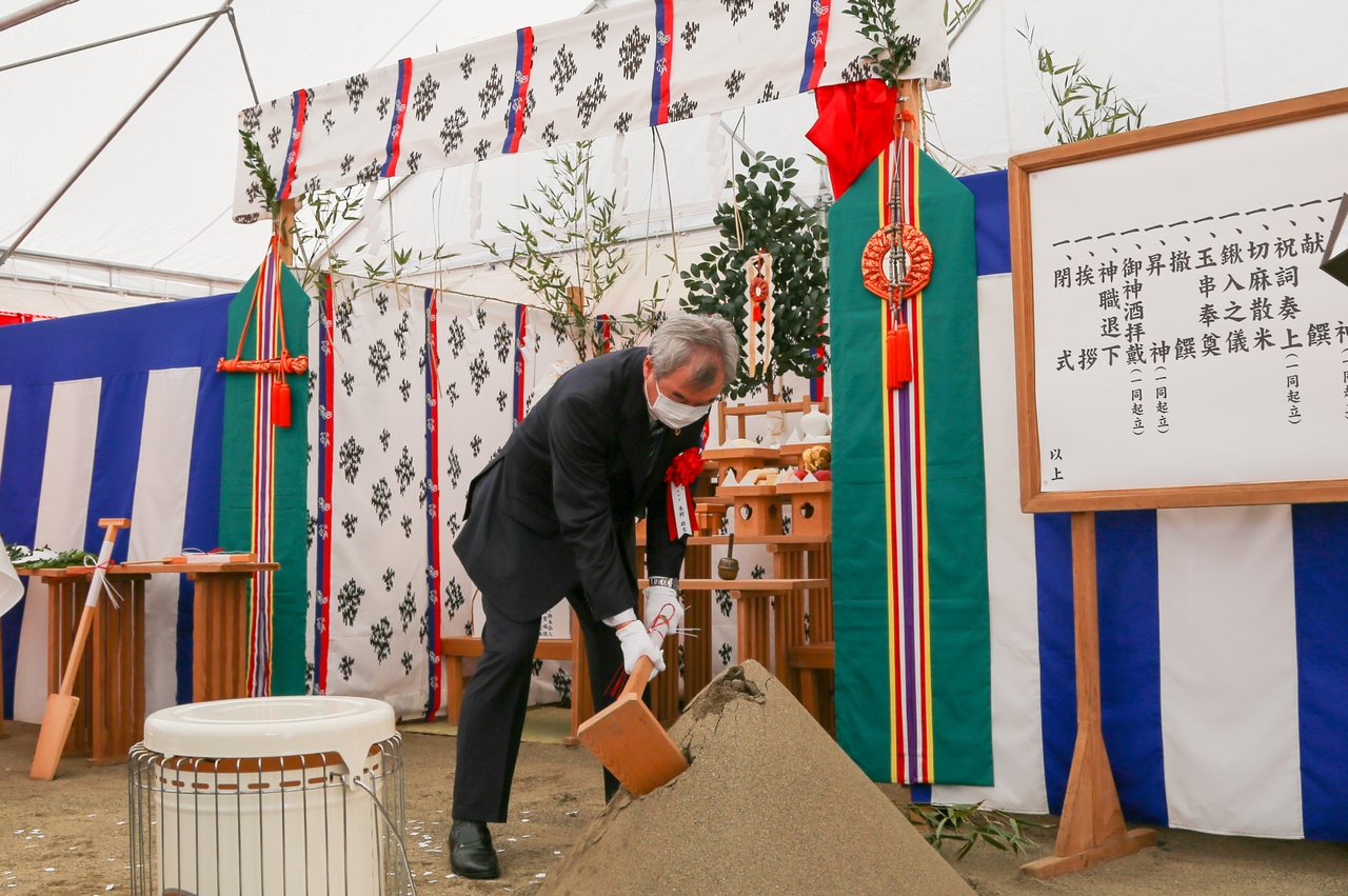 安全祈願祭でくわ入れする木村町教育長