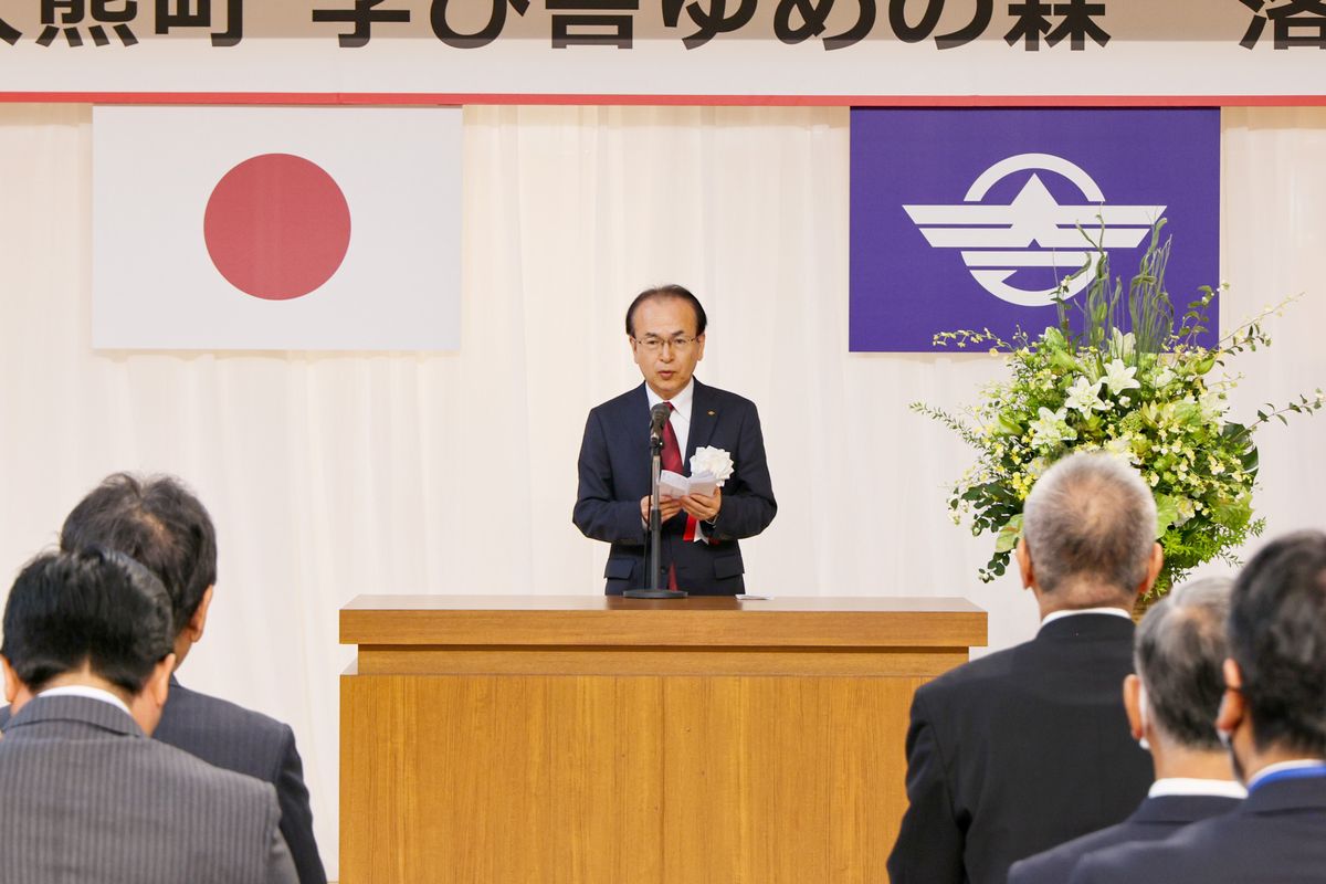 式辞を述べる吉田町長