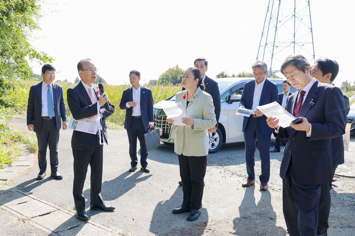 下野上1区の先行除染エリアを視察する土屋復興相（中央）