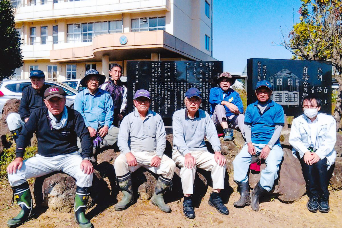 植栽の剪定を行う同窓会員ら