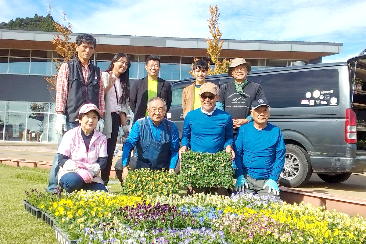 花植えを行った関係者の皆さん