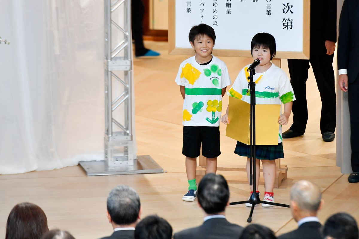 落成式典の会場は校舎中央の図書ひろばです。式の進行は児童生徒らが行い、盛山正仁文部科学相や土屋品子復興相など約150人が出席しました。