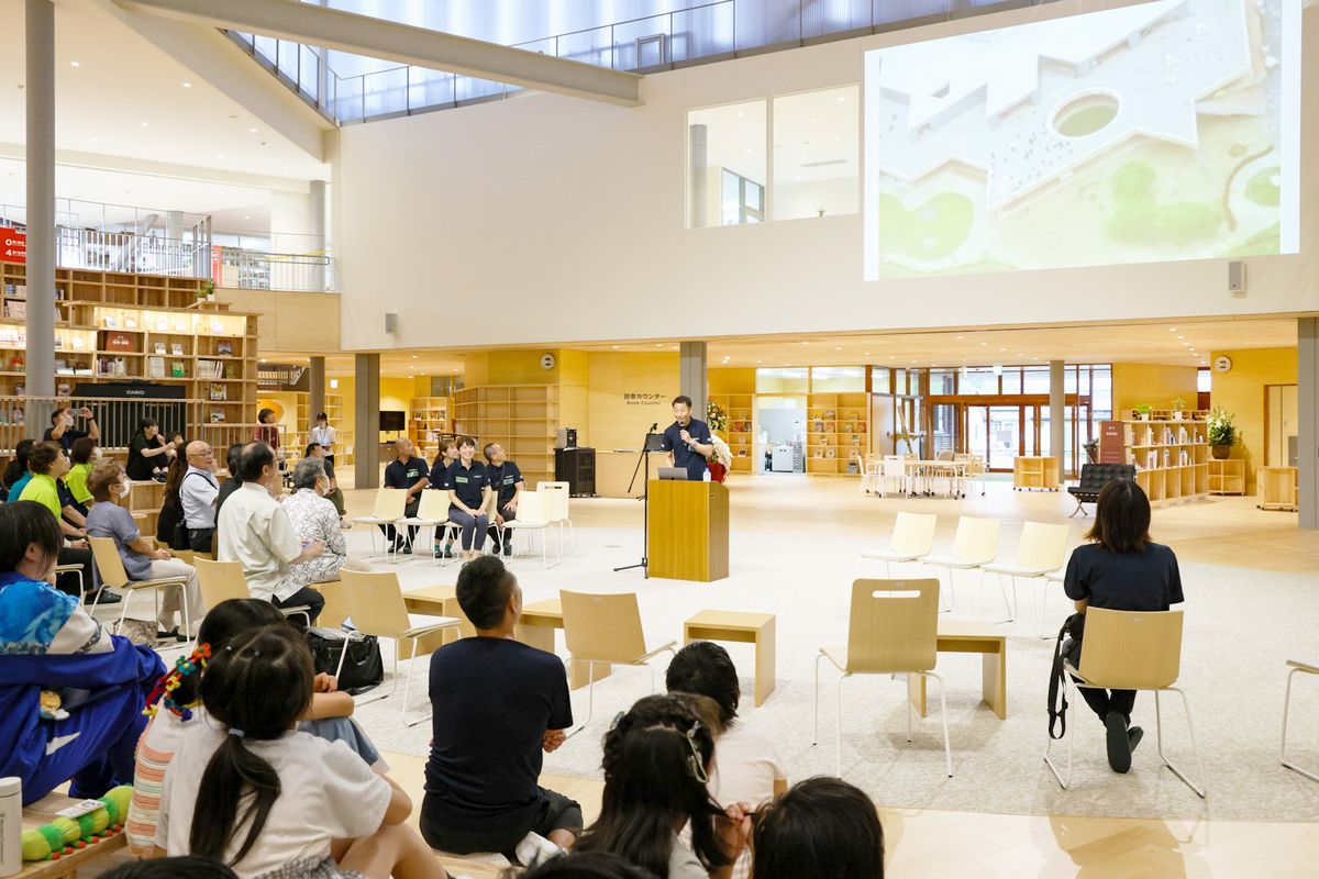 内覧会の前に、福島市在住のエアレースパイロット室屋義秀さんがゲストで登場。室屋さんは「ゆめ」をテーマに講演し、「夢を持つとワクワクできて可能性が広がる。自分を信じて、君ならできる」と子どもたちや参加者らにエールを送りました。