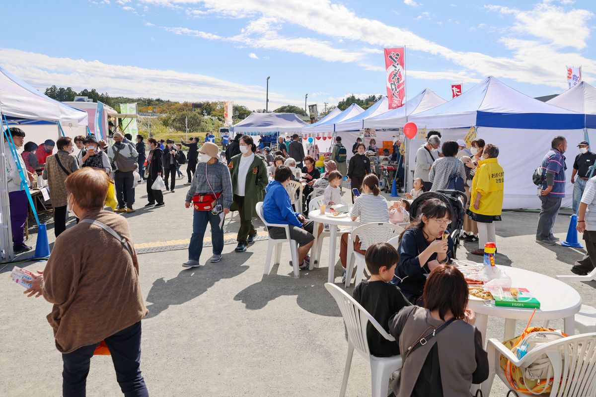 30を超える出店を満喫する来場者