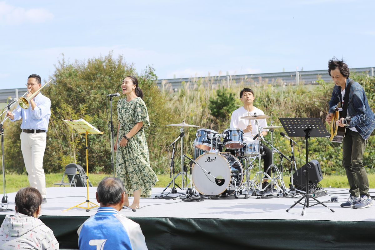 サブステージで行われた音楽ライブ。優しい歌声に聞き入る来場者。