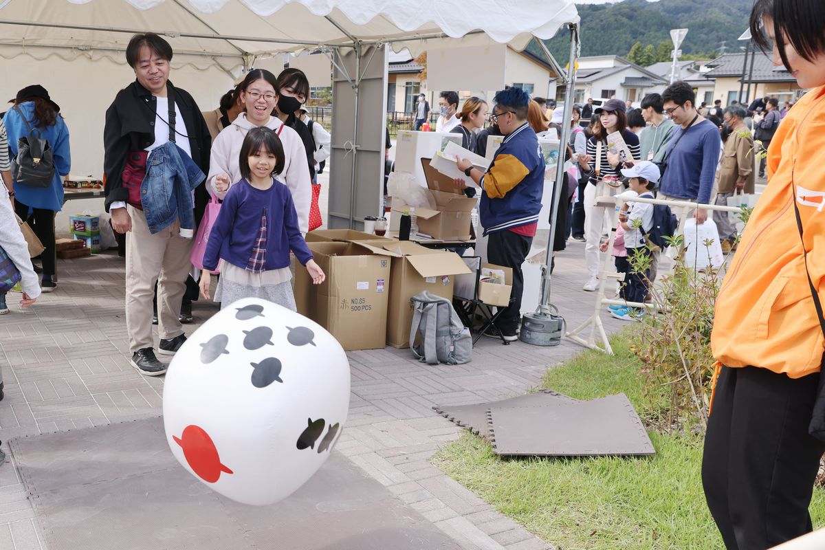 サイコロゲームにチャレンジする子ども。