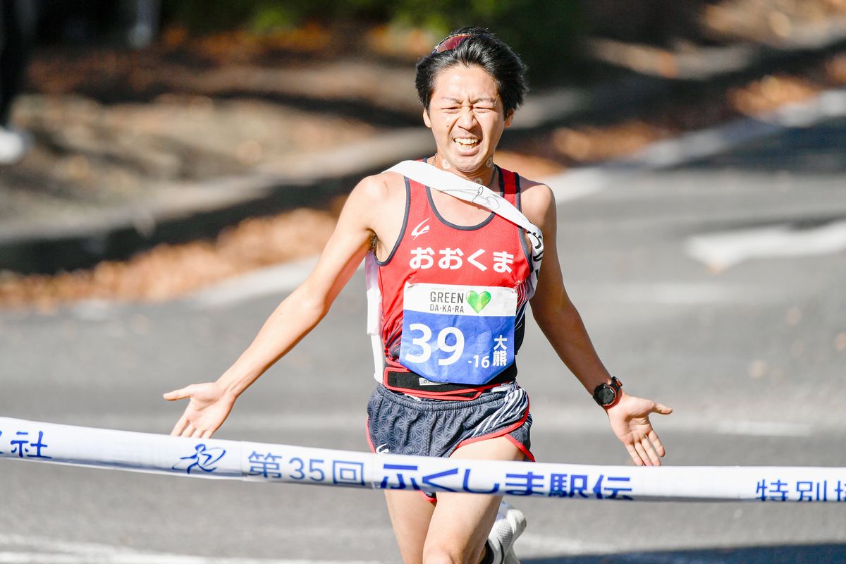 堂々とした走りでゴールテープを切る吉田選手