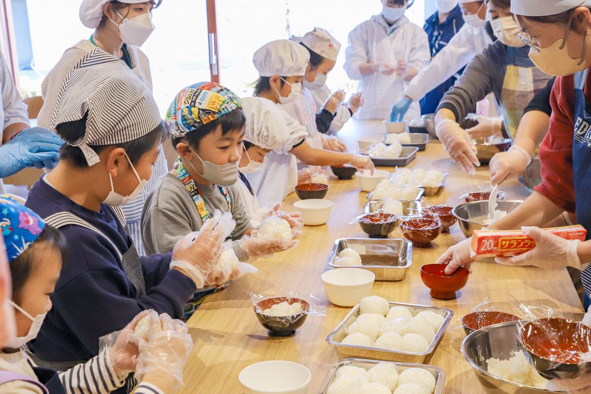 塩おむすびをつくる児童ら