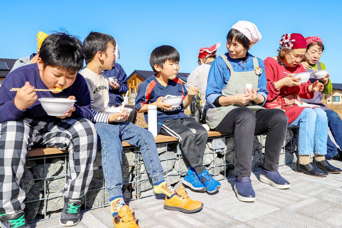 屋外で一緒に食事を味わう参加者ら