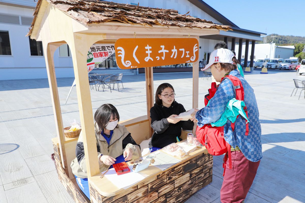 屋台で商品を販売する生徒