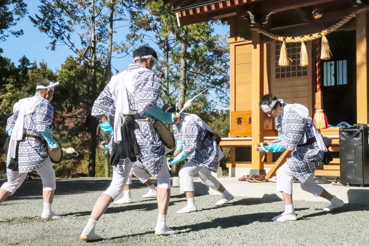 踊りを奉納する町民ら