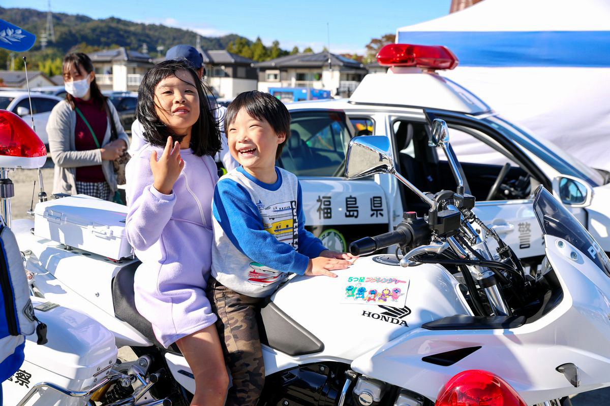 双葉警察署のエリアでは、パトカー・白バイの展示があり試乗体験も行われました。子どもたちは普段乗ることができない車両を間近で見て触って、実際に乗ることができとても嬉しそうでした。