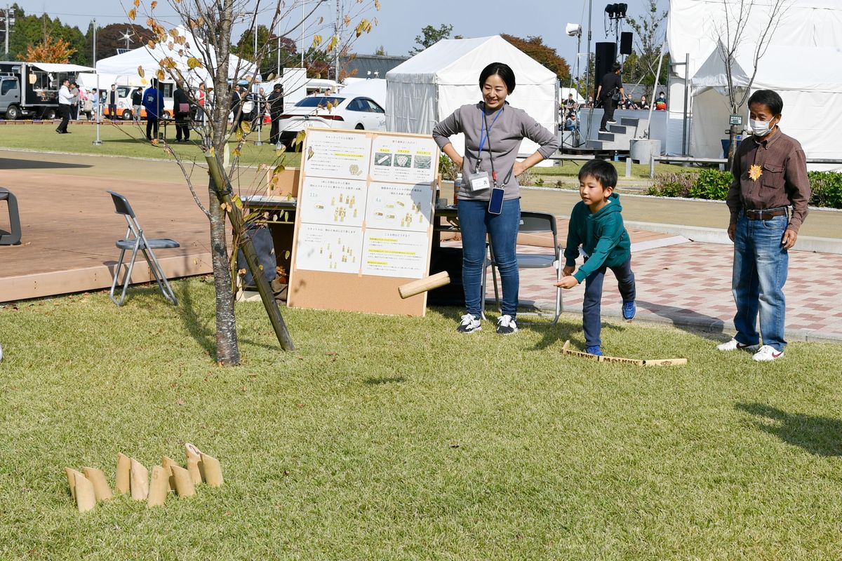 役場前広場にはモルックで遊ぶコーナーがあり、子どもから大人まで気軽に楽しめるゲームとあって来場者が次々挑戦しました。