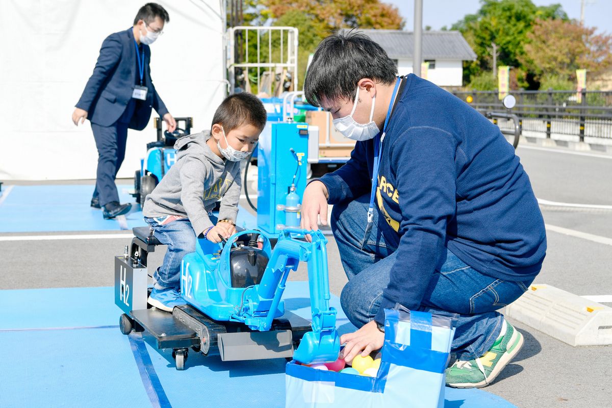 水素キッズパークで未来のエネルギー「水素」を体感。バス、電車、トラック、飛行機など、水素で動く働くエコカーが大集合しました。