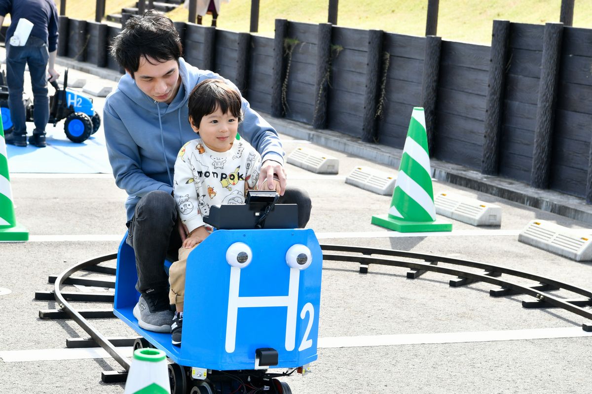 体験ブースには、水素を燃料とした乗り物が並び、子どもたちが楽しそうに乗り物を操縦していました。