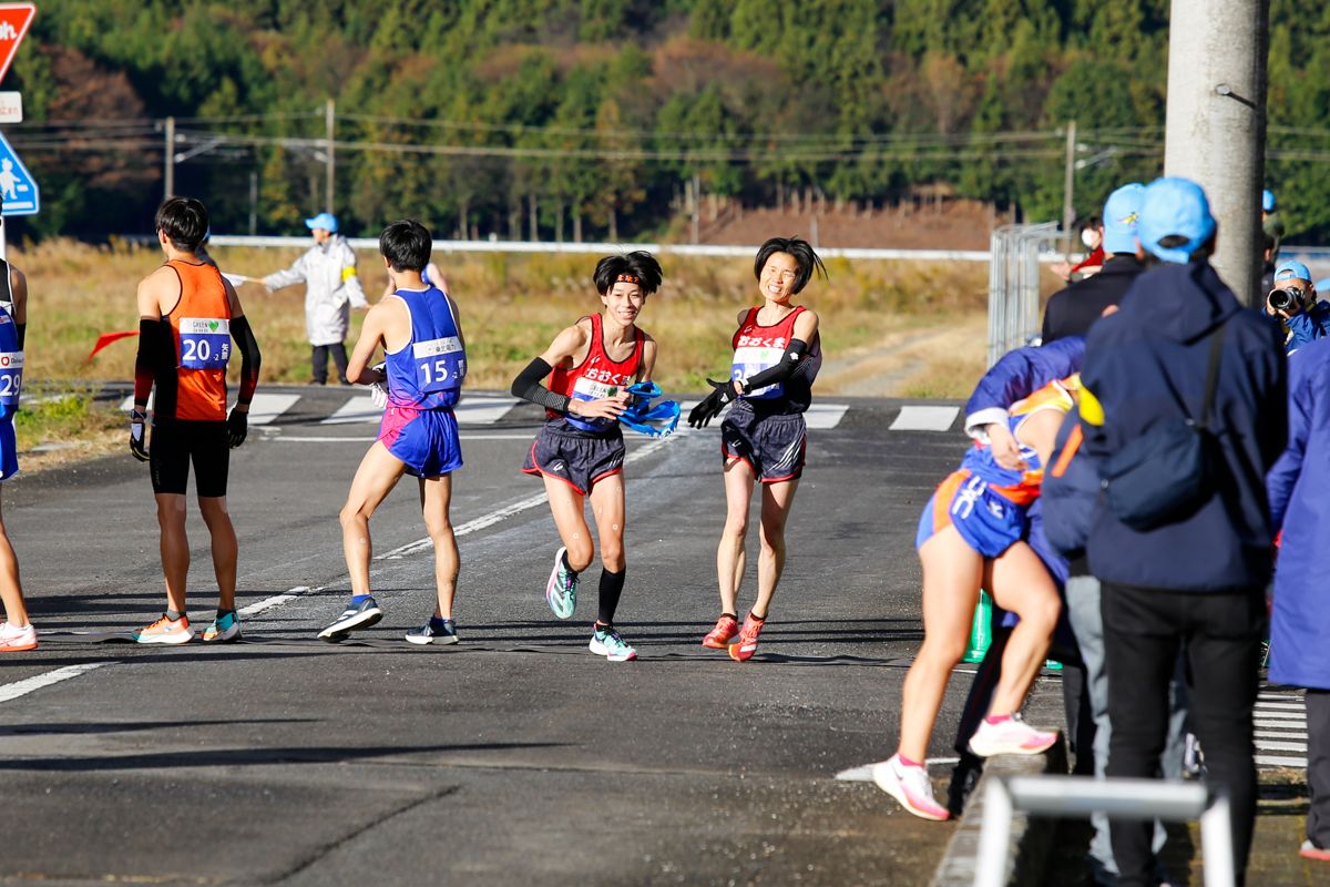 サンフレッシュ白河・大沼体育館前で待つ柳田文徳選手にたすきをつなぐ渡辺友美選手（右）。