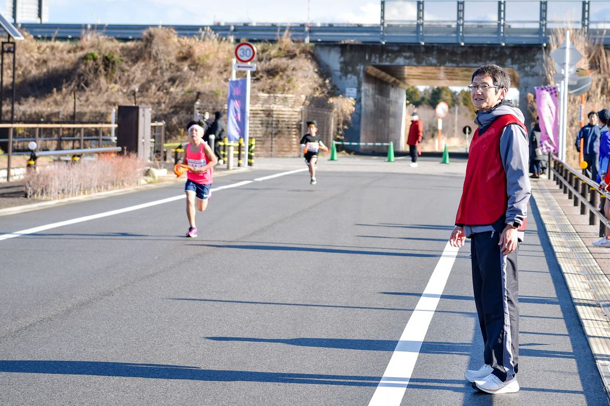 レースを見守る渡辺さん