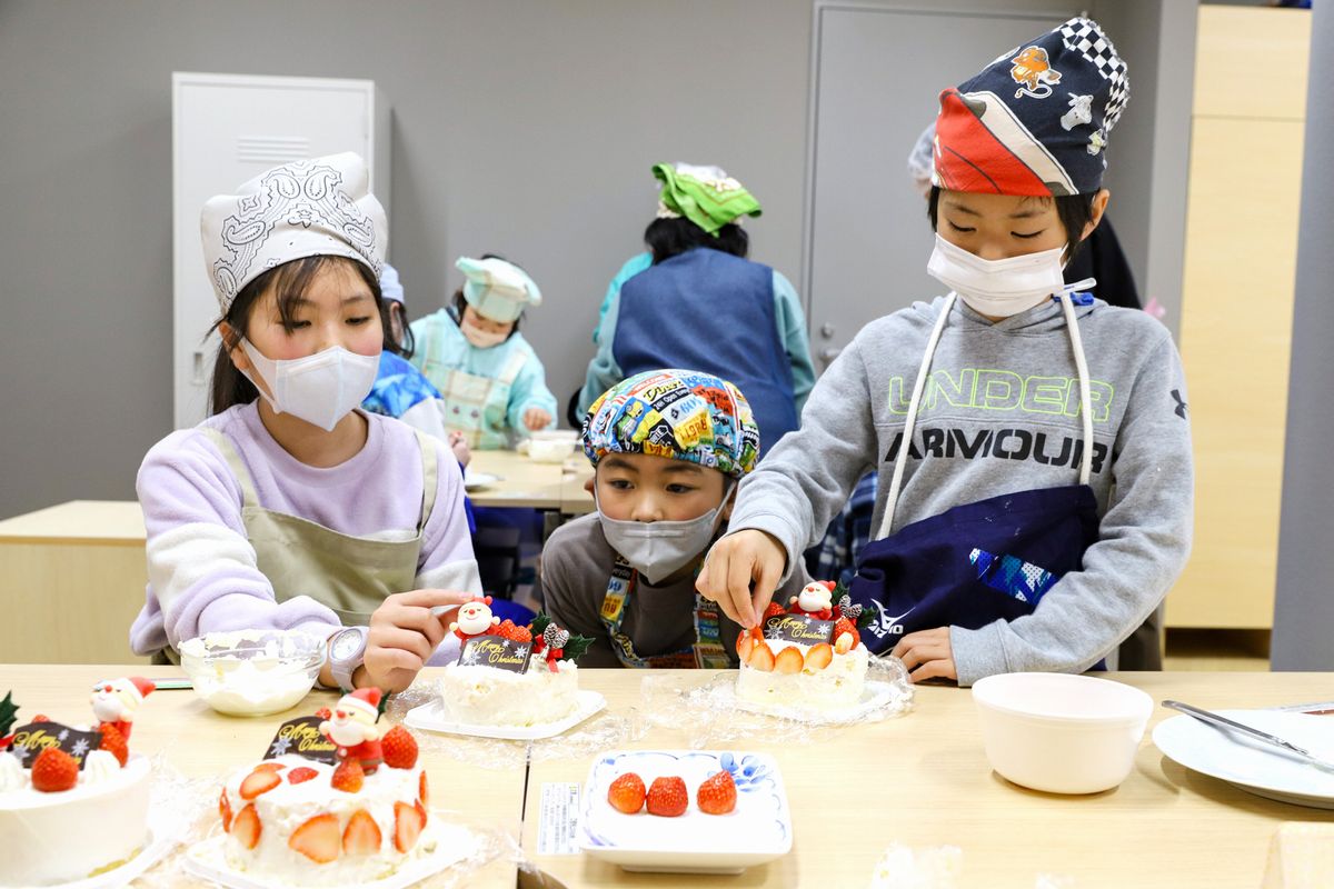 ケーキの飾り付けをする児童ら