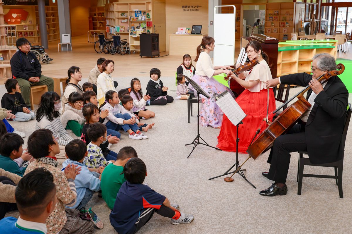 演奏に聞き入る子どもたち