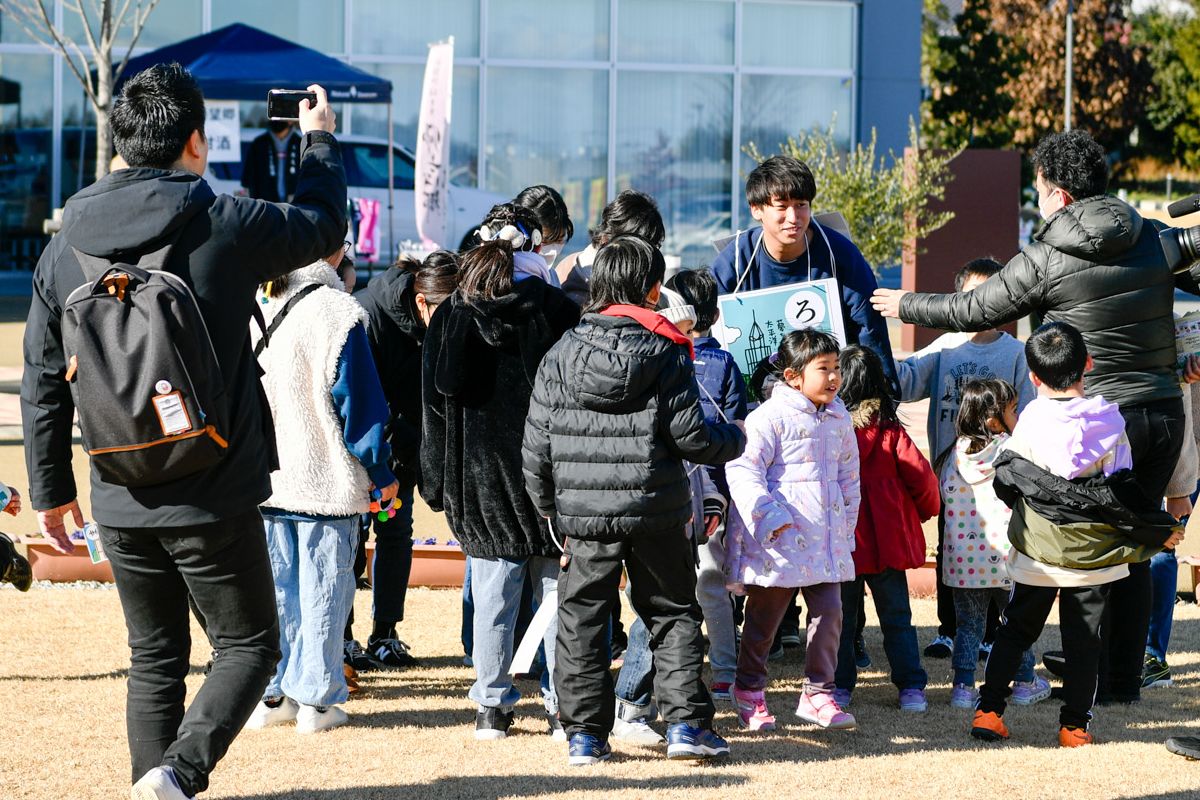 子どもたちに捕まるカルタ役の参加者