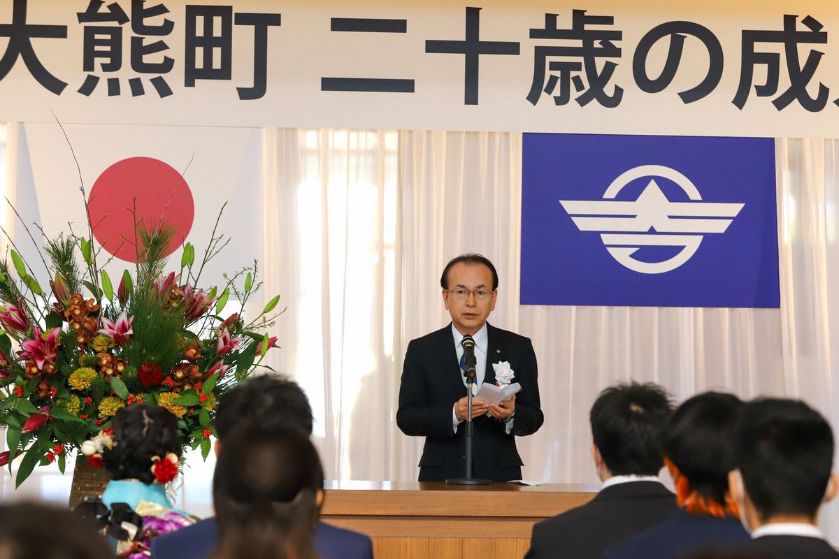 吉田淳町長は「成せばなる。夢を実現するための一歩を踏み出し、歩みを止めないことが大切。困難に直面したとき、復興の歩みを止めないふるさとを思い出し、目標に向かって進んでください」と式辞を述べました。