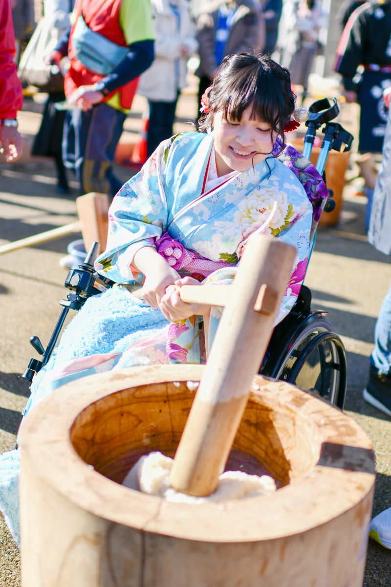 里がえりもちつき大会に参加した出席者。来場者の声援を受け力いっぱい杵を振り下ろし、イベントに華を添えました。