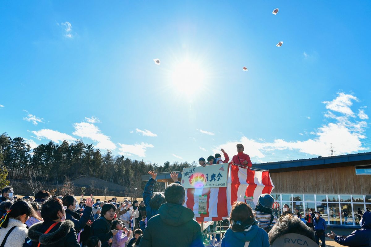 最後は抽選券のついた紅白餅の餅まきが行われ、参加者らはやぐらからまかれた餅に手を伸ばして落とさないようキャッチしていました。