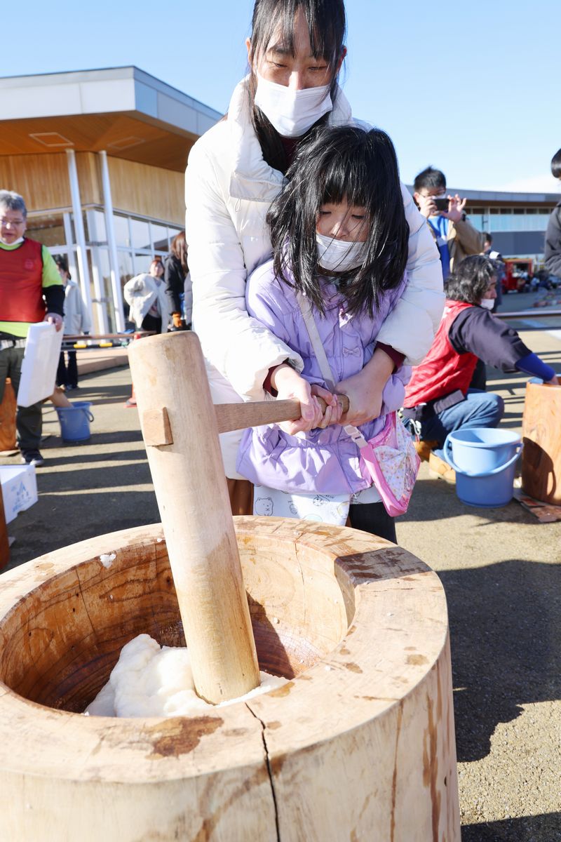 里がえりもちつき大会も今年で5回目。子どもから大人まで楽しめるもちつき体験には大勢の参加者が並びました。