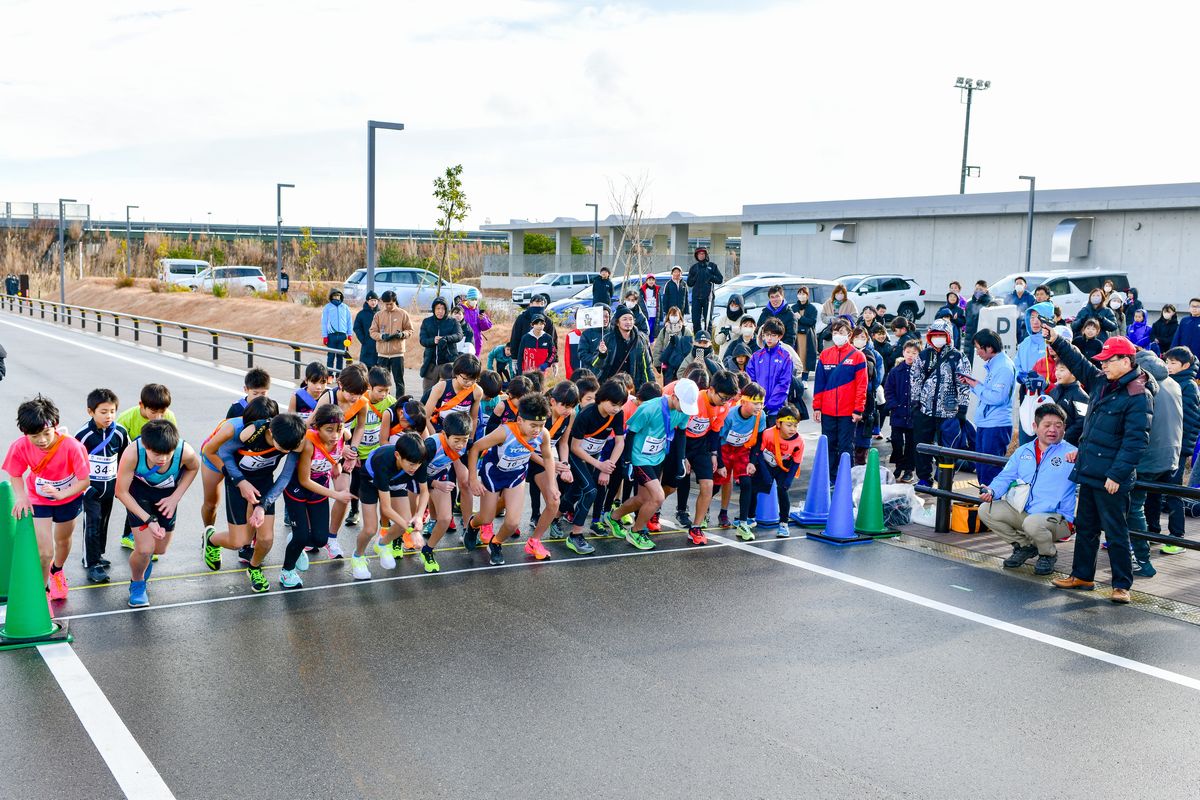 吉田町長の合図でスタートする小学生の部の出場者