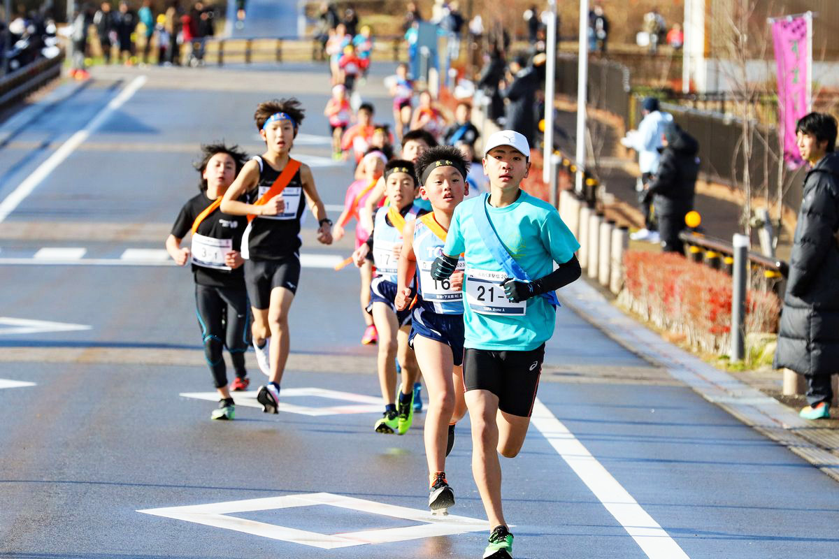 競い合う小学生の部の出場者