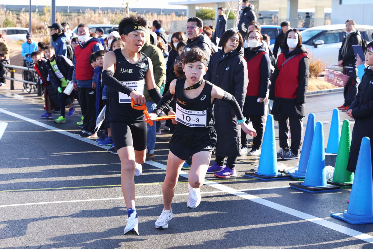 仲間にタスキをつなぐ出場者