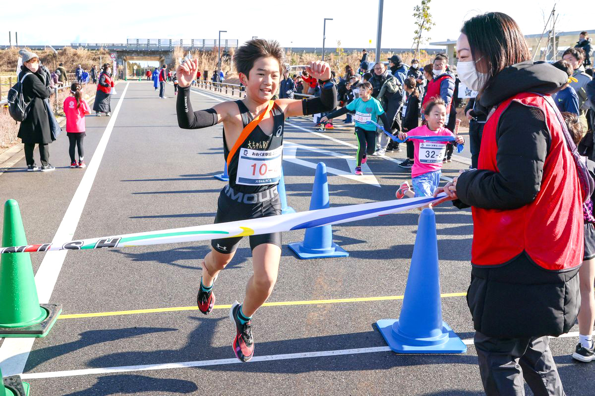 小学生の部1位でゴールする大ちゃんRC A のメンバー