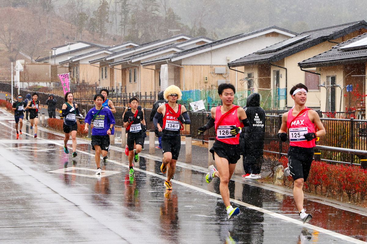 公営住宅前を走る一般の部の出場者