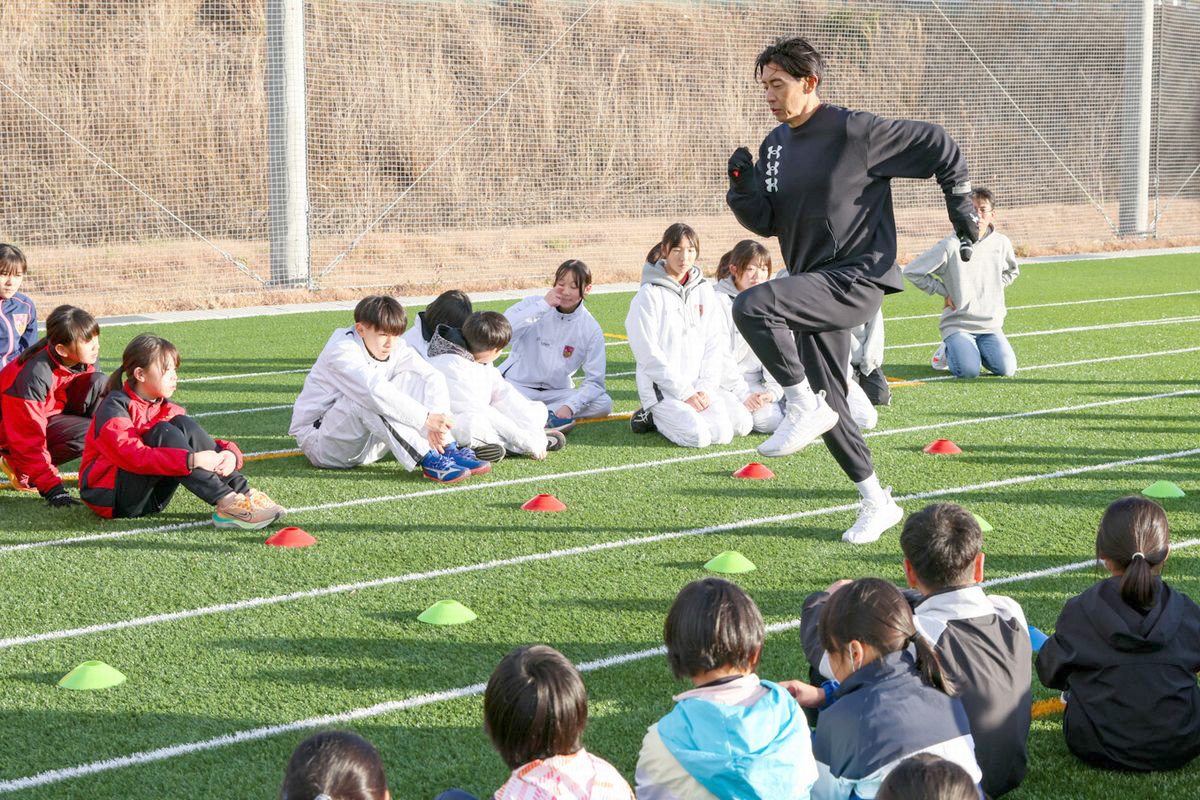 写真は、フォームのお手本を見せる秋本さん（右上）。秋本さんは「平成23年2月の大会に特別招待選手として参加していたので、歴史ある大会の復活に立ち会えてうれしい。これからも走りを通じてふるさとに恩返しを続けたい」と話しました。