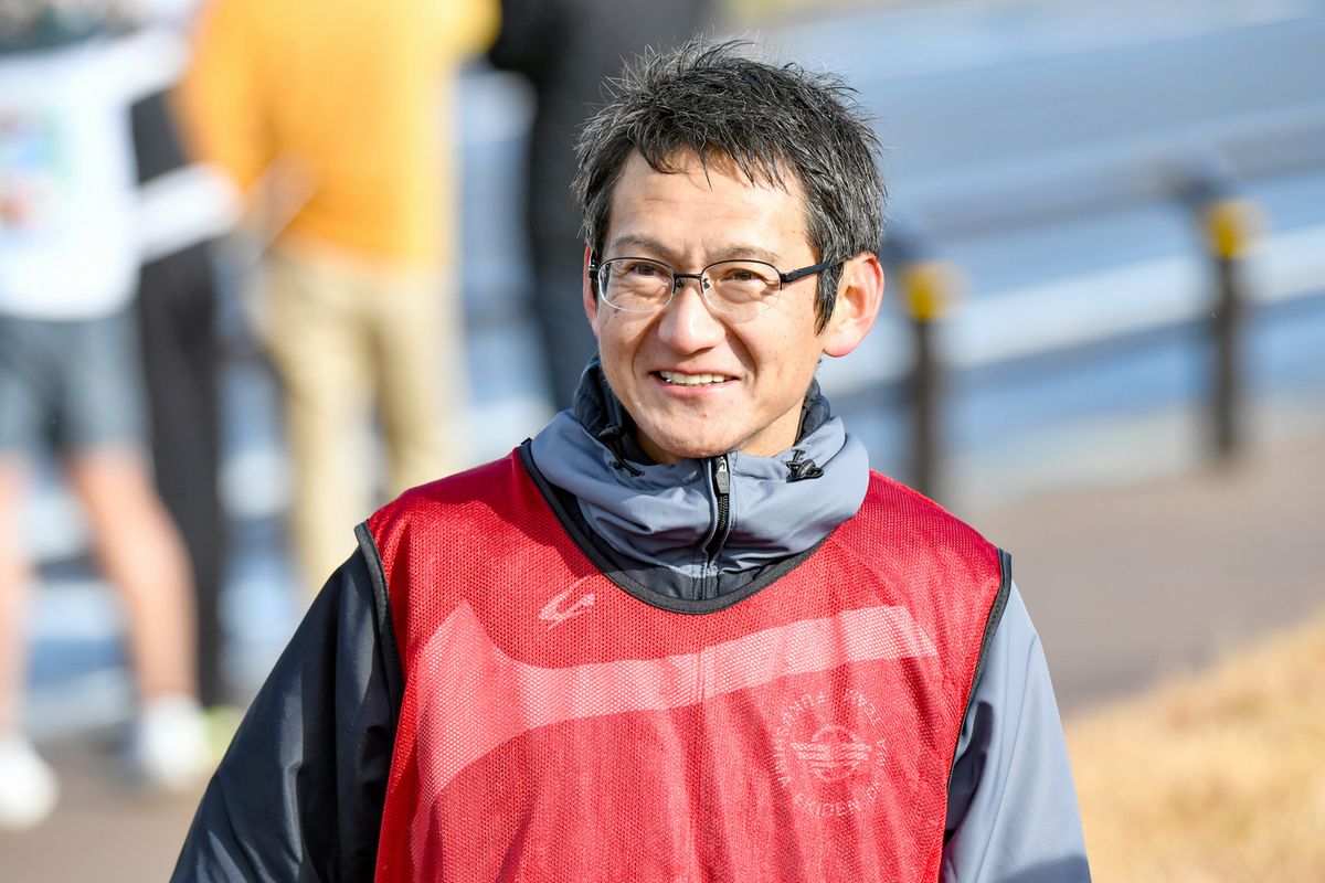 開催のきっかけを作った郡山市に避難している渡辺隆弘さん（写真）。ふくしま駅伝町代表チームの監督を務めています。震災後、わたなべランニングクラブを結成し郡山市を中心に子どもたちを指導。町出身の元プロ陸上選手の秋本真吾さんがクラブを訪れた際、町内での駅伝イベント開催の話で盛り上がり、開催を模索していた渡辺さんの思いが具現化していきました。大会後、「無事に終了してほっとしている。皆に楽しんでもらえてよかった。」と話し、大会継続を誓いました。