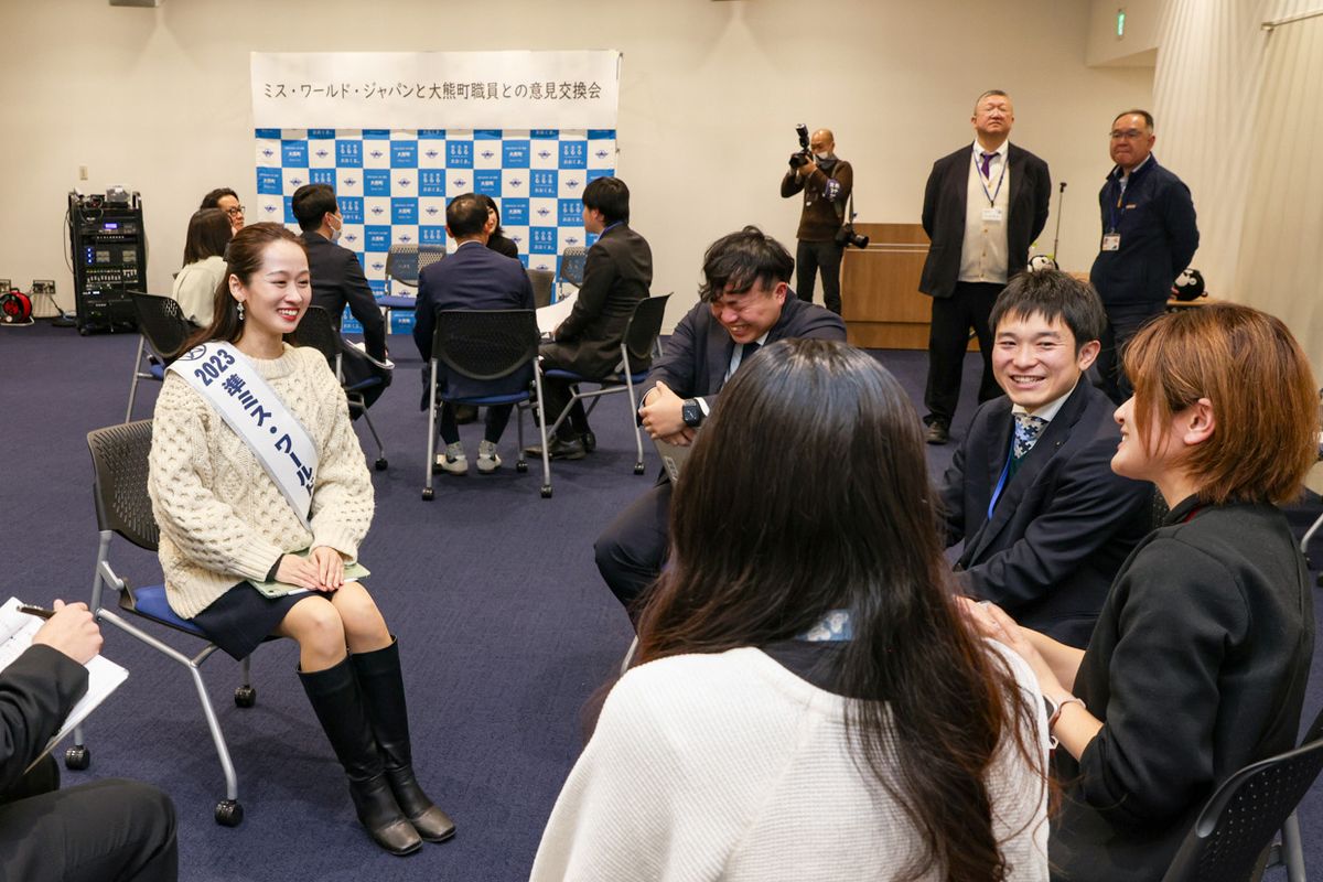 職員との意見交換で笑顔を見せる凛衣さん（左）