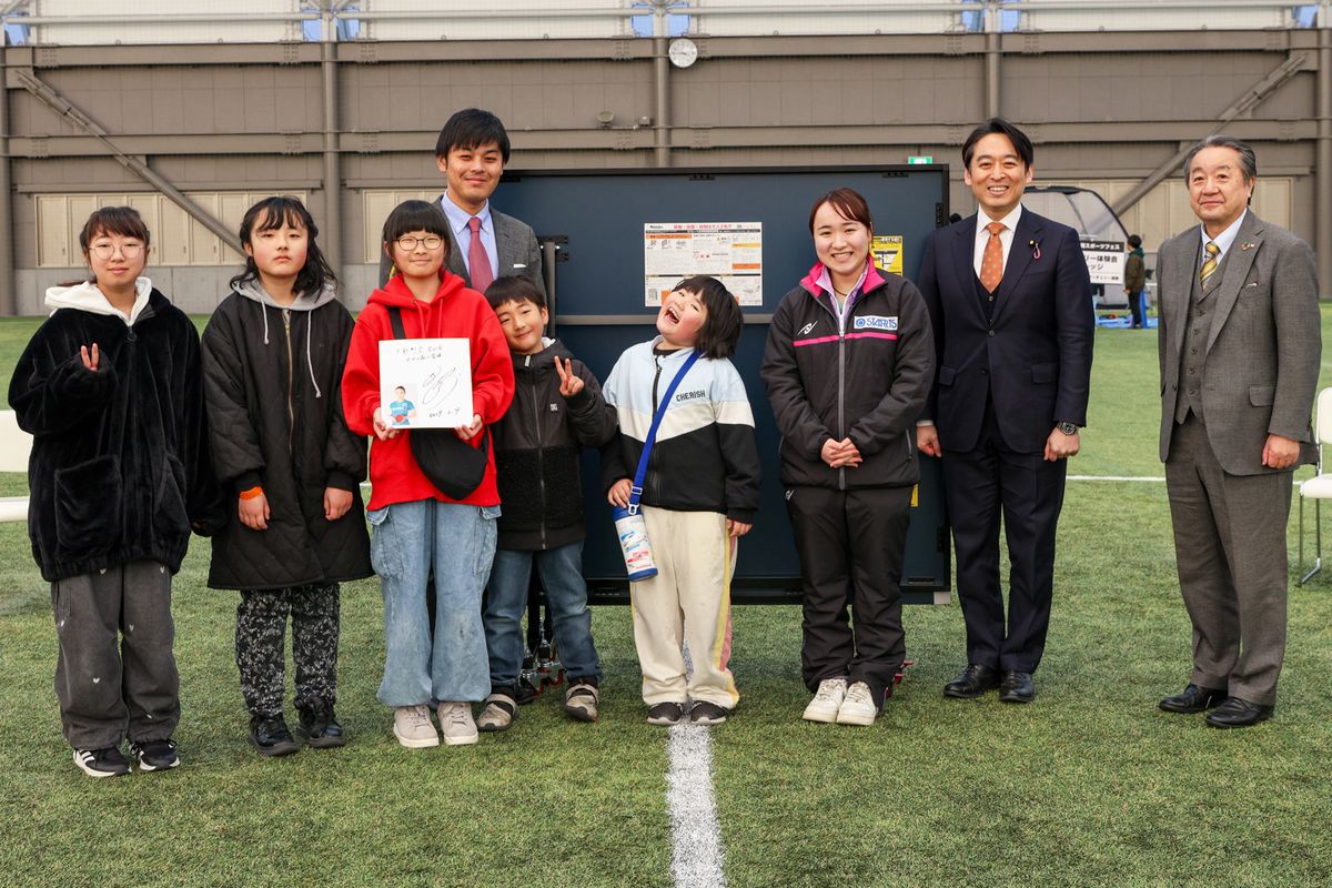 贈呈式に臨む伊藤選手（右から3人目）と出席者ら