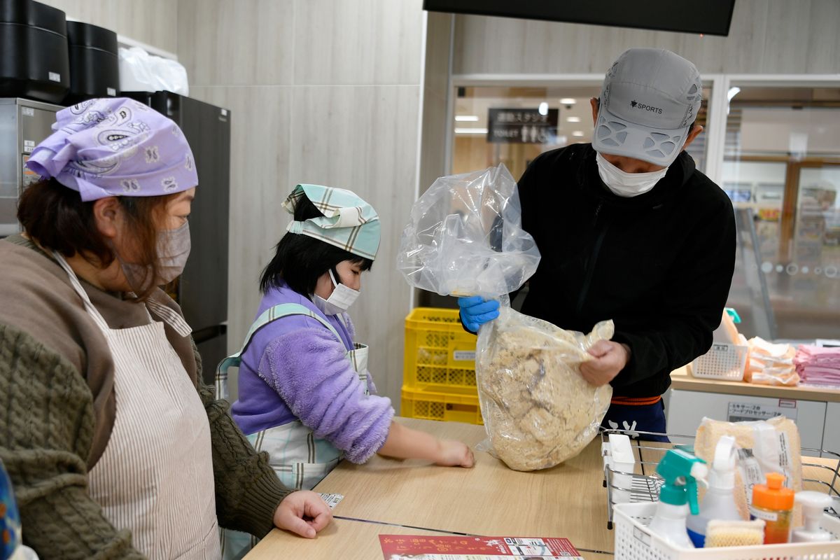 若松さん（右）から、みその作り方を教わる児童ら