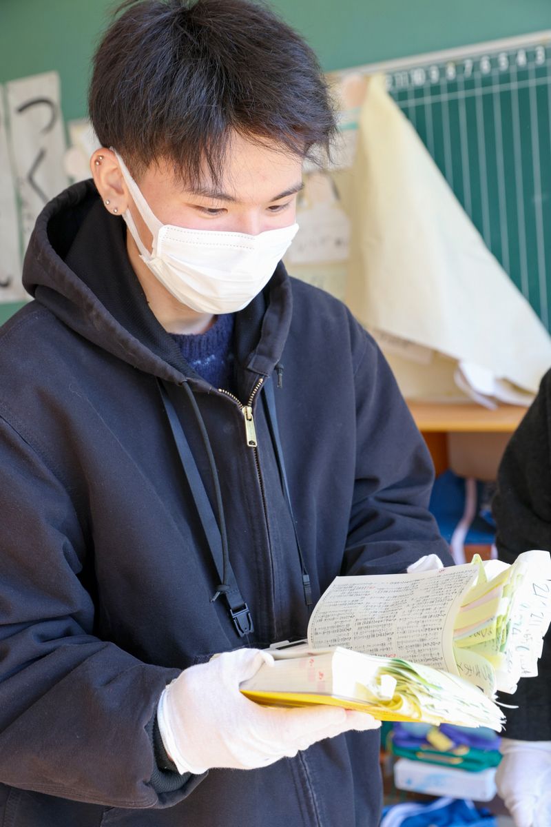 自分の国語辞典を開く当時の1年生。大量の付箋は、辞書引き学習で調べた言葉の目印として貼られたものです。