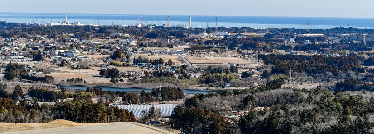 2024年2月、大川原地区から福島第一原発の方角を見た写真。中央には完成した中央産業拠点や整備中の原再生賃貸住宅が見えます。