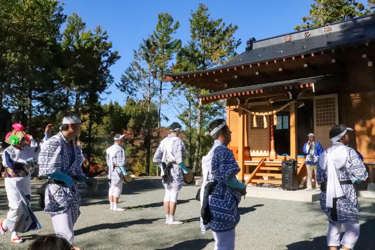 再建された長者原地区の塞神社（写真右上）。2023年11月、社殿の再建をきっかけに地区の住民が集まり、長者原じゃんがら念仏太鼓踊りが震災後初めて奉納されました。