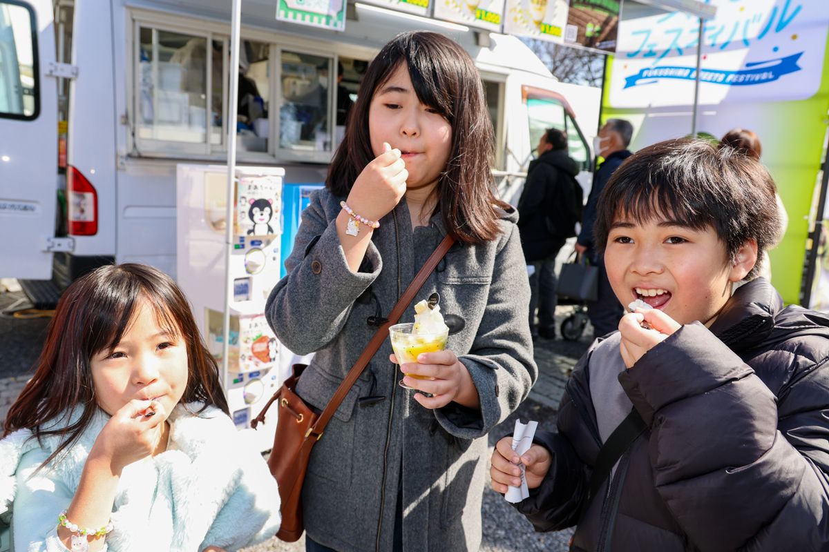 キウイのスイーツを味わう来場者ら