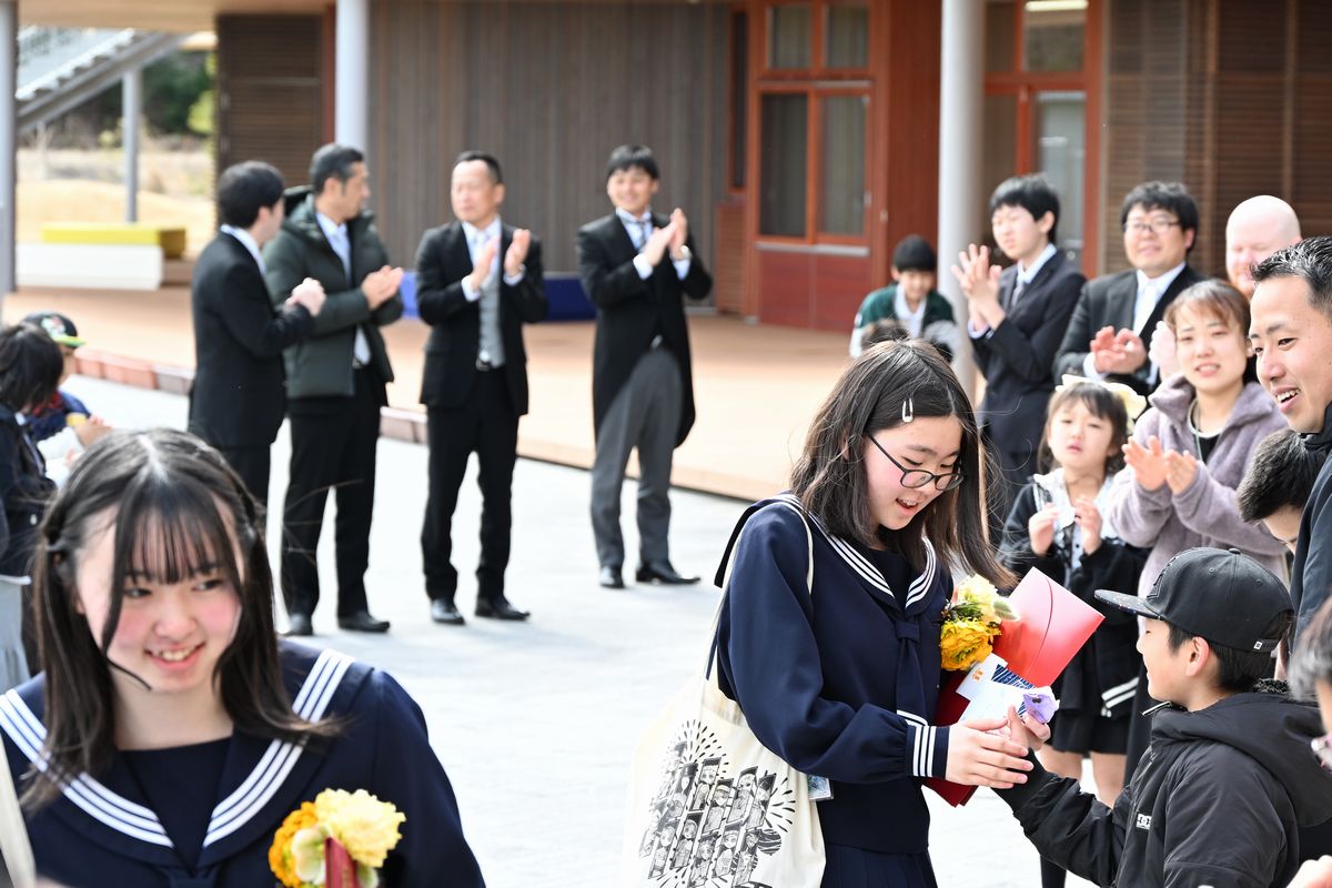 在校生と握手する卒業生