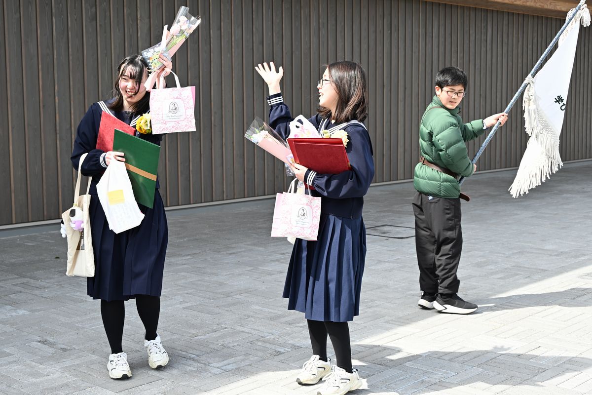 卒業生は校旗を運ぶ旗手が待つ場所で、最後に大きく手を振り笑顔でお別れをしました。