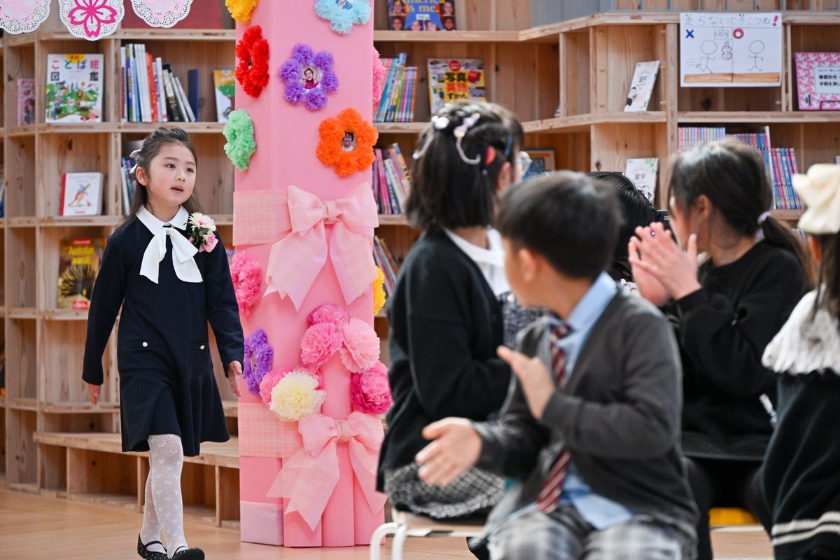 設立後初めてとなる認定こども園学び舎ゆめの森の卒園式が3月22日に行われ、1人が卒園しました。写真は、拍手で迎え入れられる卒園生。