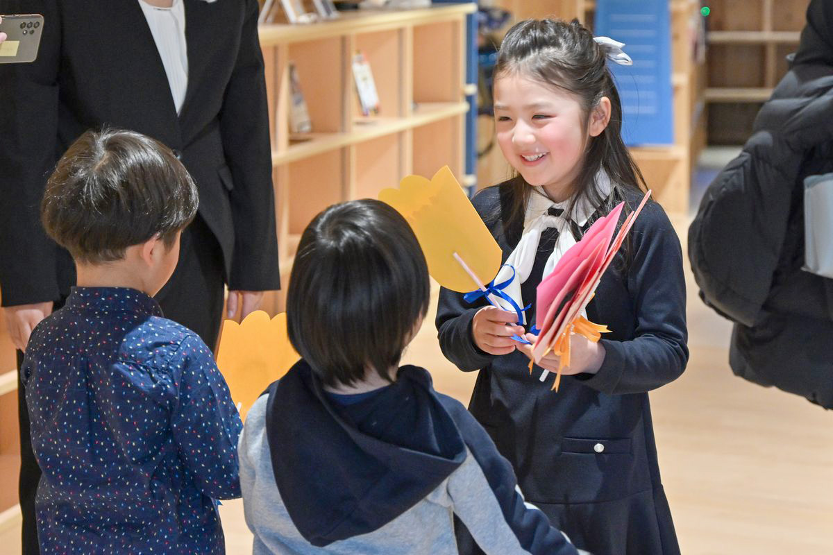 式後、園から巣立つ卒園生を在園児らが見送りました。園児一人一人から、花の形をかたどったメッセージカードや花束が送られました。