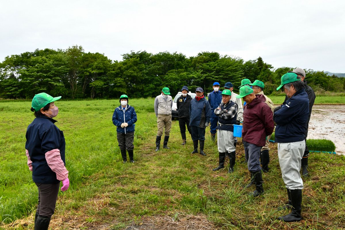 参加者らにあいさつする根本会長（左）