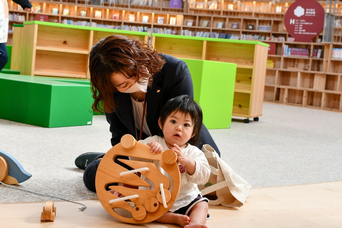 寄贈されたおもちゃで遊ぶ幼児