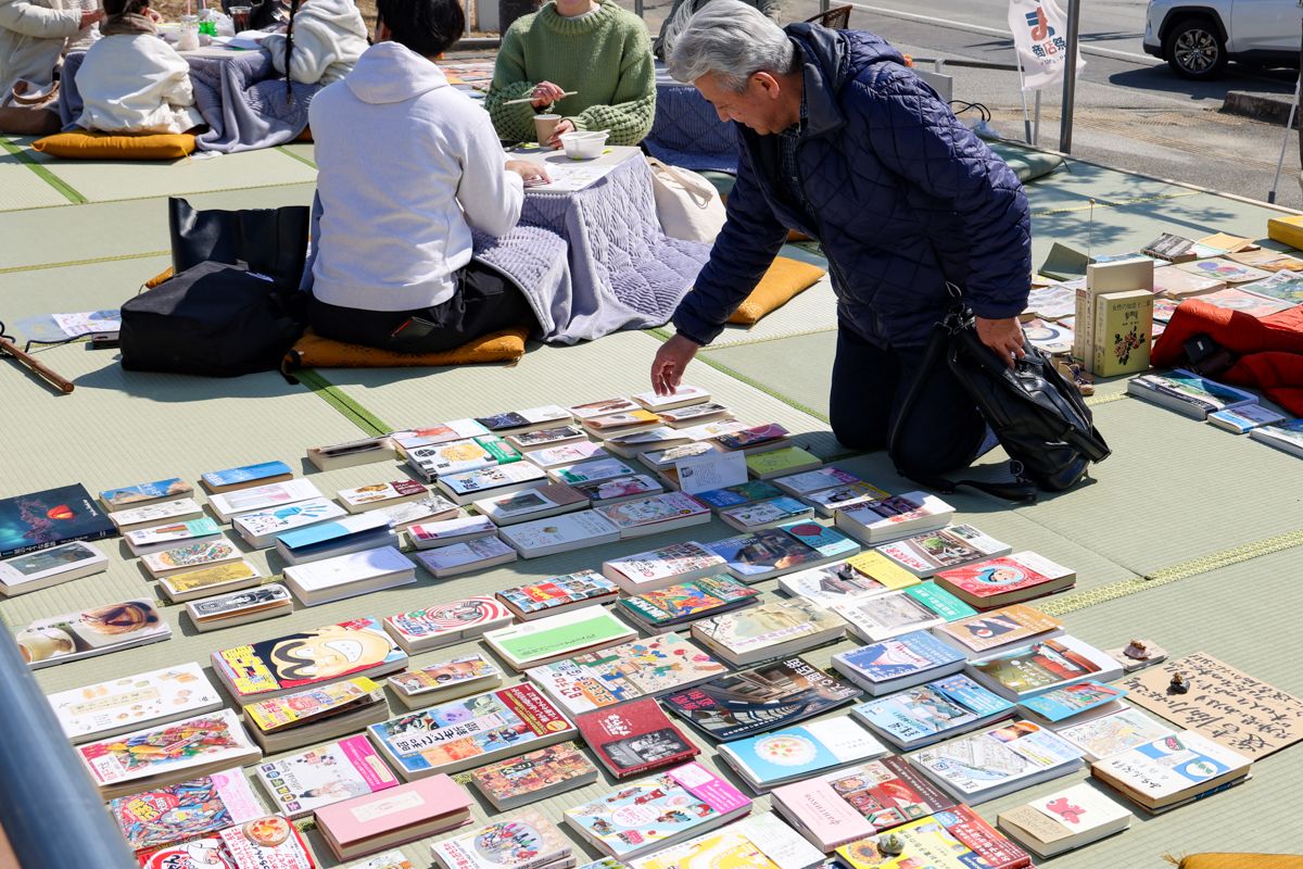 開発の進むJR大野駅西口のにぎわい創出や町民間の交流促進を目的としたイベント「おおくま商店祭」が3月16日、KUMA・PREで開かれました。写真は会場の一角に設置された「駄菓詩屋 息つぎ」。来場者はおしゃべりを楽しんだり食事をしたり、また並べられた本を手に取ってみたりと思い思いの時間を過ごしていました。